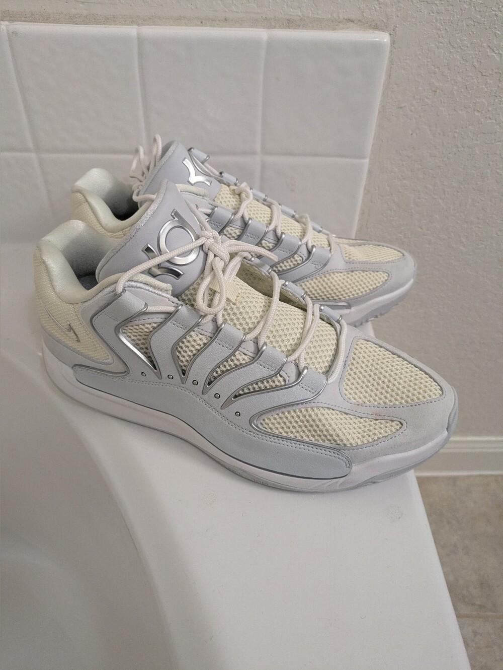 Nike Kevin Durant 18s Basketball Athletic Sneakers in Cream and Light Gray
